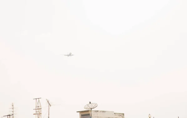 Flygplan Som Flyger Högt Himlen — Stockfoto