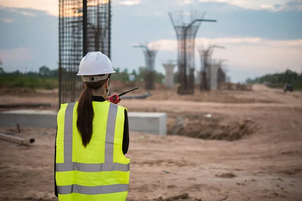 Ingeniør Kvinde Der Arbejder Stedet Broen Opførelse - Stock-foto