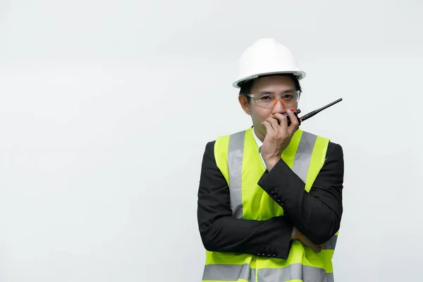 Engenheiro Asiático Com Capacete Desgaste Óculos Segurança Ele Tem Walkie — Fotografia de Stock