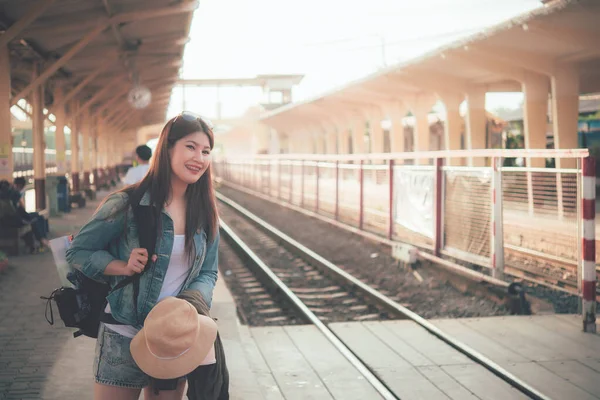 Азиатский Турист Ждать Поезд Вокзале Таиланд Хипстер Женщина Пойти Путешествовать — стоковое фото