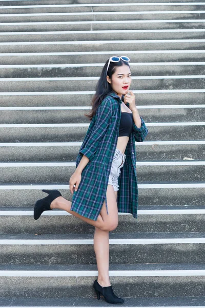 Porträtt Vacker Asiatisk Kvinna Hipsters Flicka För Att Bild Utomhus — Stockfoto