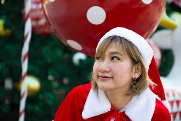 Mooie Jonge Aziatische Vrouw Santa Claus Kleding Buiten — Stockfoto