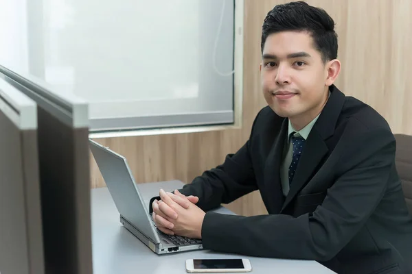 Молодой Азиатский Сотрудник Работающий Ноутбуком Течение Рабочего Дня Офисе — стоковое фото
