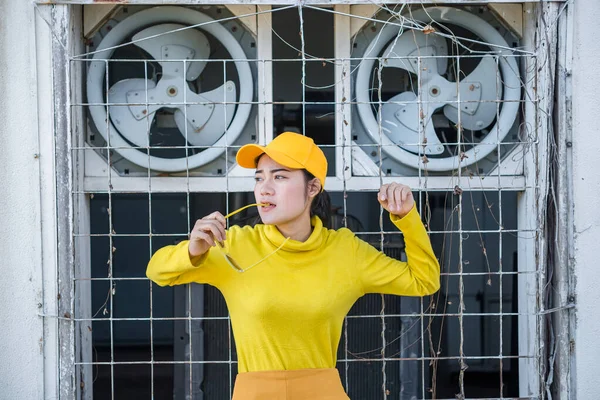 Retrato Bela Mulher Asiática Panos Amarelos Hipsters Menina Usar Chapéu — Fotografia de Stock