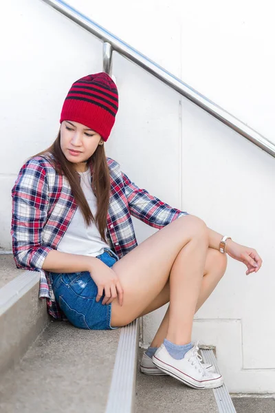Retrato Bela Menina Hipster Asiática Escada Fundo — Fotografia de Stock