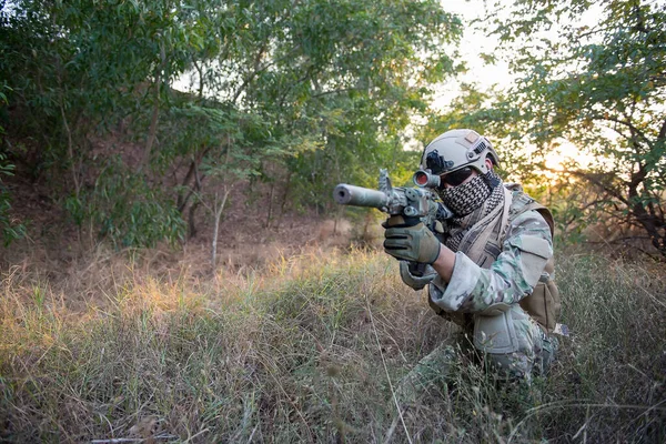 Militär Kamouflage För Att Hitta Möjligheter Att Skjuta Fiender Gräset — Stockfoto