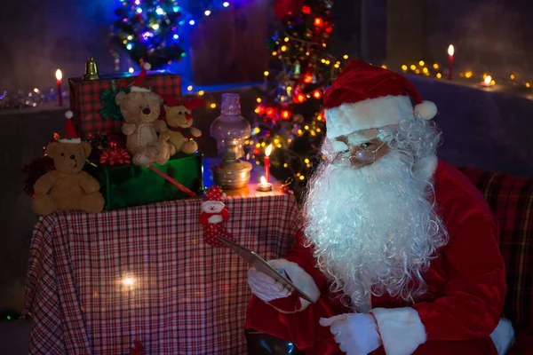 Santa Claus Jugando Tableta Concepto Feliz Navidad —  Fotos de Stock