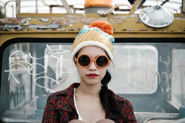 Retrato Menina Hipsters Asiáticos Pulando Estrada Ferro Desfrutar Vida Jovem — Fotografia de Stock