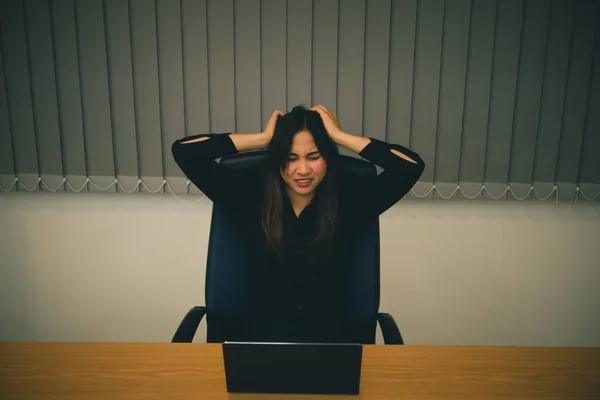 Zakelijke Vrouw Stress Van Baas Secretaris Heeft Een Hard Werk — Stockfoto