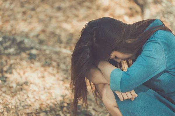 아름다운 여성은 짝사랑에 슬프고 생각하고 생각하고 생각하고 빈티지 스타일에 어두운 — 스톡 사진