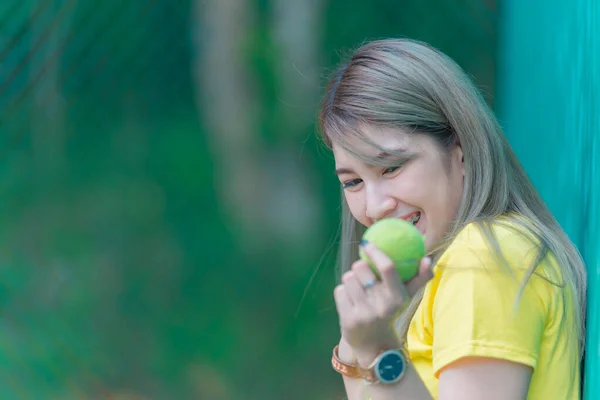 Cool Asian Hipsters Menina Usar Vestido Amarelo Posando Para Tirar — Fotografia de Stock