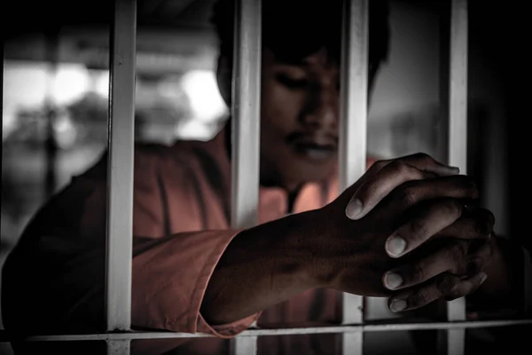 Aziatische Mannen Wanhopig Zoek Naar Ijzeren Gevangenis Gevangene Concept Thailand — Stockfoto