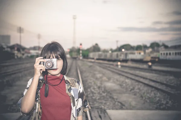 Portrait Fille Hipster Asiatique Sur Coucher Soleil Style Vintage Ferroviaire — Photo