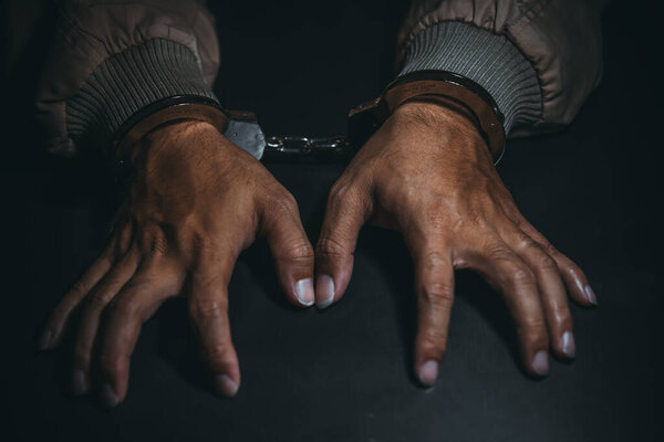 Подозреваемый был арестован во время расследования, допроса, чтобы узнать правду, вор был пойман полицией пришел в темную комнату, тайцы
