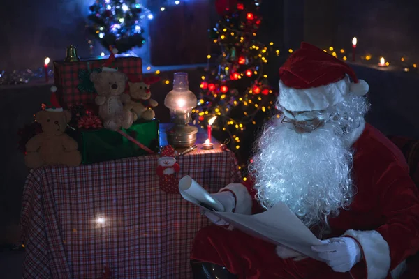Santa Claus Leyó Periódico Por Noche Casa Luz Del Libro —  Fotos de Stock