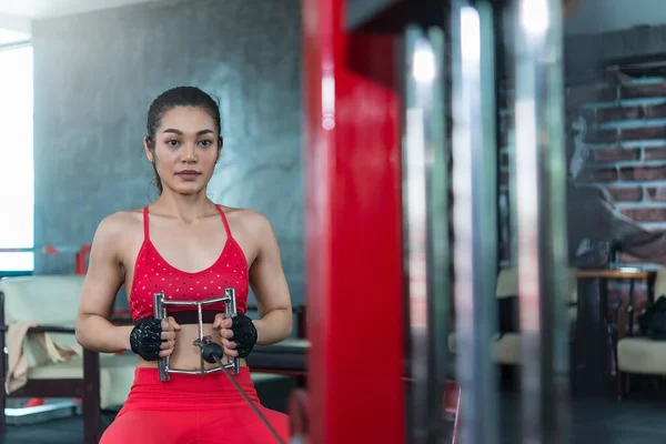 Hermosa Mujer Asiática Entrenamiento Fitness Gimnasio Tailandia — Foto de Stock