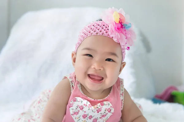 Porträt Des Süßen Asiatischen Babys Rosa Kleid Auf Teppichwolle Glückliches — Stockfoto