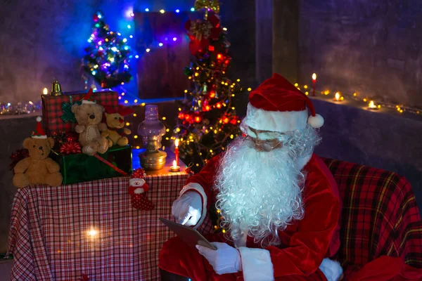 Santa Claus Jugando Tableta Concepto Feliz Navidad —  Fotos de Stock