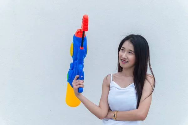 白地に水銃を手にしたアジアの女性 タイの祭りの歌ランの日 — ストック写真