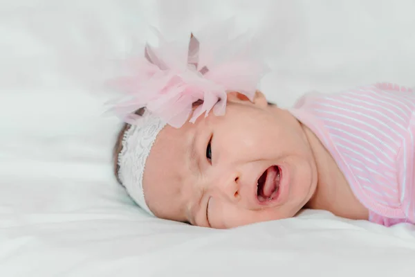 Gros Plan Asiatique Bébé Fille Pleurer Sur Tapis Laine Blanche — Photo