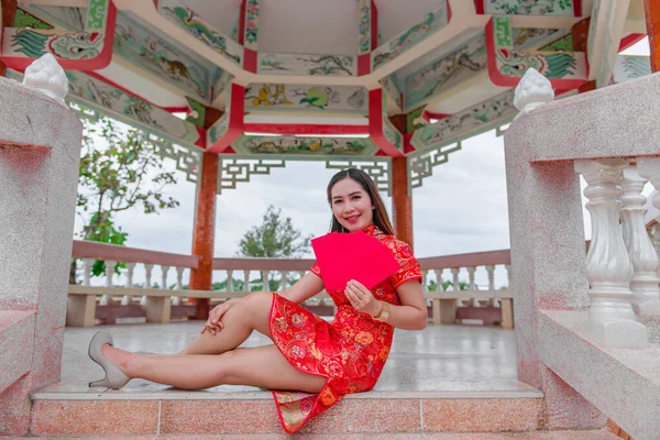 Feliz Ano Novo Chinês Mulher Asiática Vestindo Roupas Tradicionais Cheongsam — Fotografia de Stock