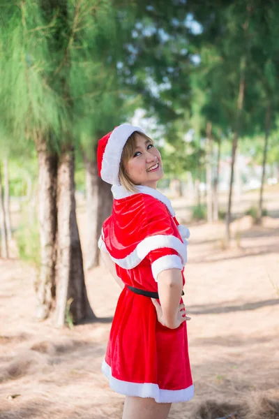 美しい若いアジア人女性でサンタクロースの服屋外 — ストック写真