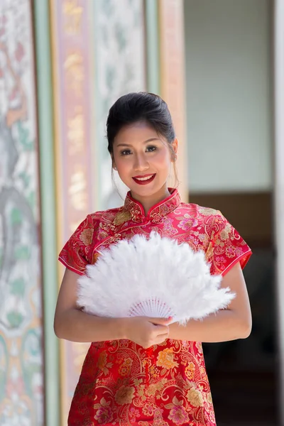 Retrato Hermosa Mujer Asiática Vestido Cheongsam Tailandia Personas Concepto Feliz — Foto de Stock