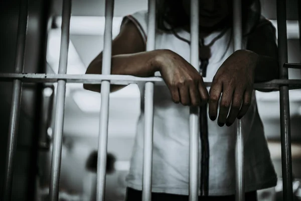 鉄の監獄をつかもうとする女の肖像 囚人の概念 — ストック写真