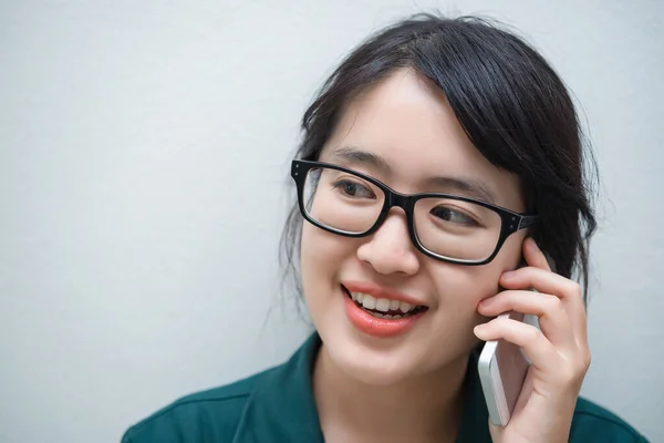 Fechar Tailandês Mulher Usar Smartphone Parede Branca Asiático Menina Chamada — Fotografia de Stock
