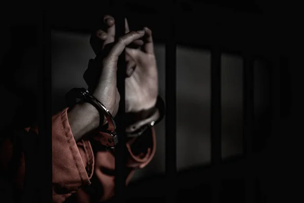 Dłonie Kobiety Desperacko Próbującej Złapać Żelazne Więzienie Koncepcję Więźnia Ludzi — Zdjęcie stockowe