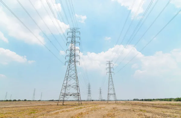 Velký Pól Kabelové Energie Elektrárny Vesnice Lidé Budou Muset Použít — Stock fotografie