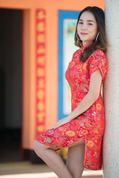 Feliz Ano Novo Chinês Mulher Asiática Vestindo Roupas Tradicionais Cheongsam — Fotografia de Stock