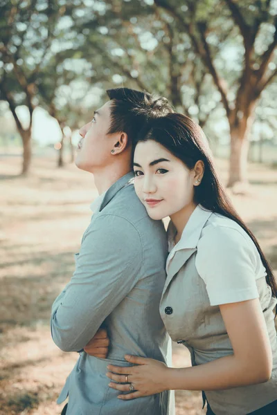 Parkta Güneşli Bir Günde Genç Bir Çiftin Portresi Sevgililer Günü — Stok fotoğraf