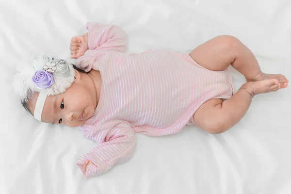Bonito Ásia Bebê Menina Mentira Cama Rosa Vestido — Fotografia de Stock