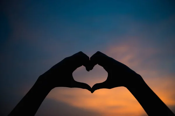 Silueta Las Manos Mujer Hacen Forma Mano Del Corazón Cabeza — Foto de Stock