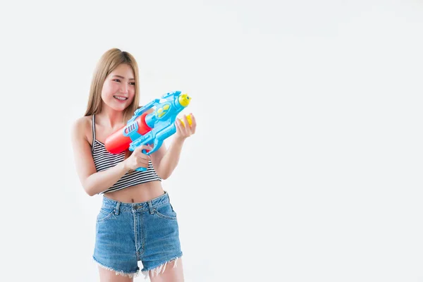 Wanita Cantik Asia Dengan Air Pistol Tangan Dengan Latar Belakang — Stok Foto
