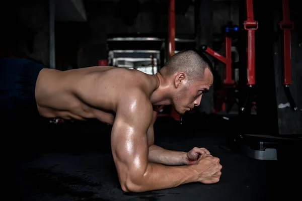 ジムでアジアの男の大きな筋肉の肖像 タイの人々 健康のためのワークアウト 体重トレーニング ジムのコンセプトでフィットネス 腹部の筋肉への感謝 — ストック写真