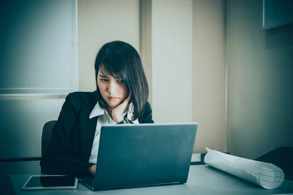 オフィスで働くアジアの女性 若いビジネス女性は 机の上に多くのファイルで仕事の過負荷から強調し タイの人々は何かを考えている — ストック写真