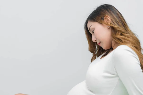 Una Donna Incinta Abito Bianco Stand Posa Scattare Una Foto — Foto Stock