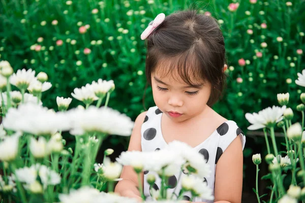 Cute Little Girl Garden Flower Sweet Tone White Flowers — стоковое фото