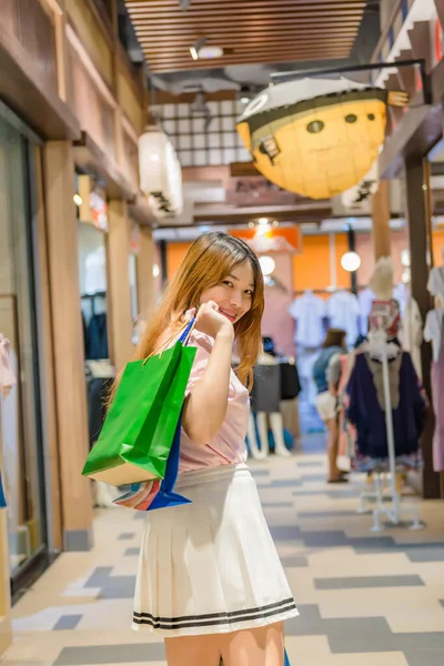 Chica Hippie Asiática Compras Tienda Departamental Mujer Feliz Con Bolsas — Foto de Stock