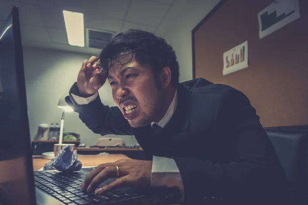 Empresário Asiático Sob Estresse Durante Trabalho Excessivo — Fotografia de Stock