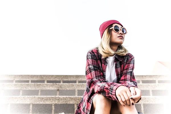 Porträt Eines Asiatischen Hipster Mädchens Mit Orangefarbener Sonnenbrille Vintage Stil — Stockfoto