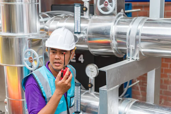 Aziatische Ingenieur Het Dragen Van Een Bril Werken Stookruimte Onderhoud — Stockfoto