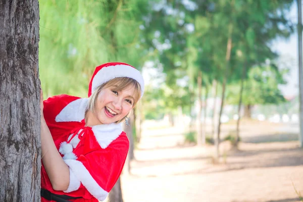 Bella Giovane Donna Asiatica Vestiti Babbo Natale All Aperto — Foto Stock