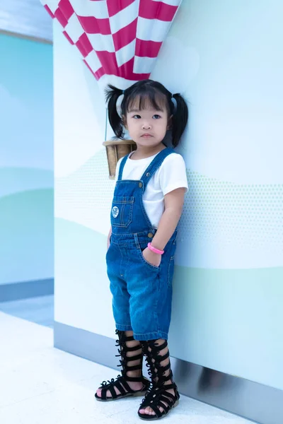 Retrato Menina Asiática Pose Para Tirar Uma Foto Tailândia Pessoas — Fotografia de Stock