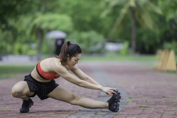 Ázsiai Sportos Nyújtózkodó Test Légzés Friss Levegő Parkban Thaiföld Emberek — Stock Fotó