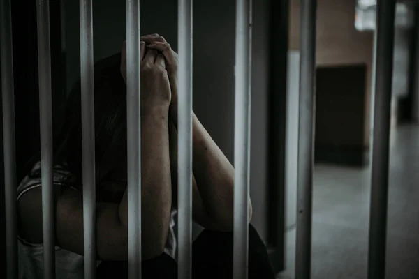 Retrato Mulher Desesperada Para Pegar Prisão Ferro Conceito Prisioneiro — Fotografia de Stock