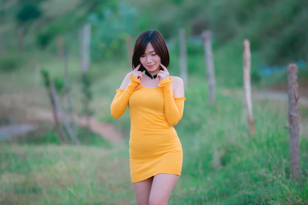 泰国人民在田野里穿着黄色连衣裙的美丽亚洲女人的画像 — 图库照片