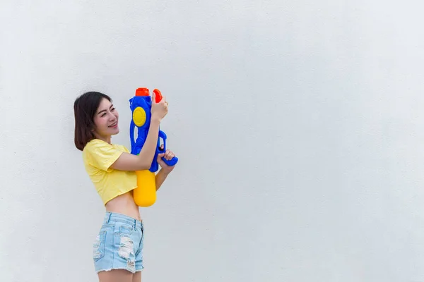 Donna Asiatica Con Pistola Acqua Mano Sfondo Bianco Festival Songkran — Foto Stock